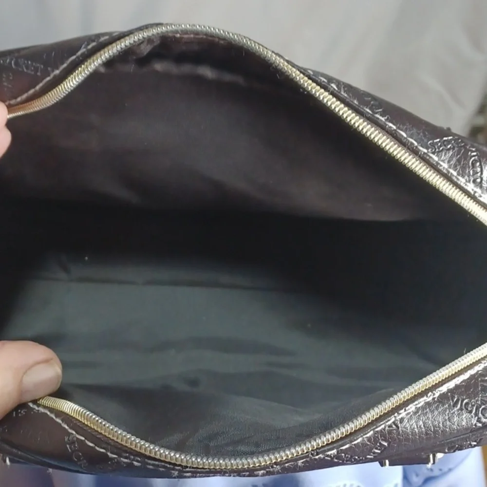 VICTORIA SECRETS WOMANS PURSE IN A BEAUTIFUL BLACK ⚫️